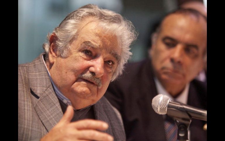 Lo que queremos hacer con la marihuana no es legalizar el consumo, es regularlo'', señala Mujica. ARCHIVO  /