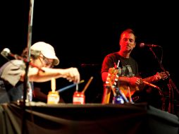 Con sus pinceles y sus colores de madera, Liniers fue interpretando la música y letra que de la voz de Johansen surgía.  /