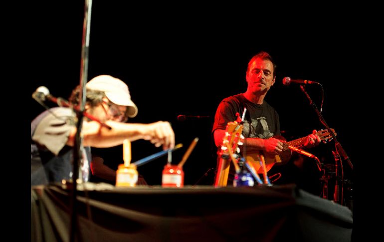 Con sus pinceles y sus colores de madera, Liniers fue interpretando la música y letra que de la voz de Johansen surgía.  /
