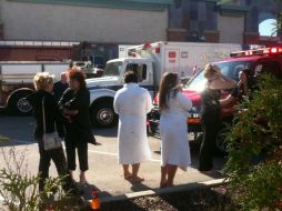 Un escuadrón antibombas de la policía del condado está en el spa, ubicado frente a un centro comercial. REUTERS  /