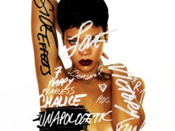 La cantante Rihanna decidió desnudarse para la portada de su disco ''Unapologetic''. ESPECIAL  /