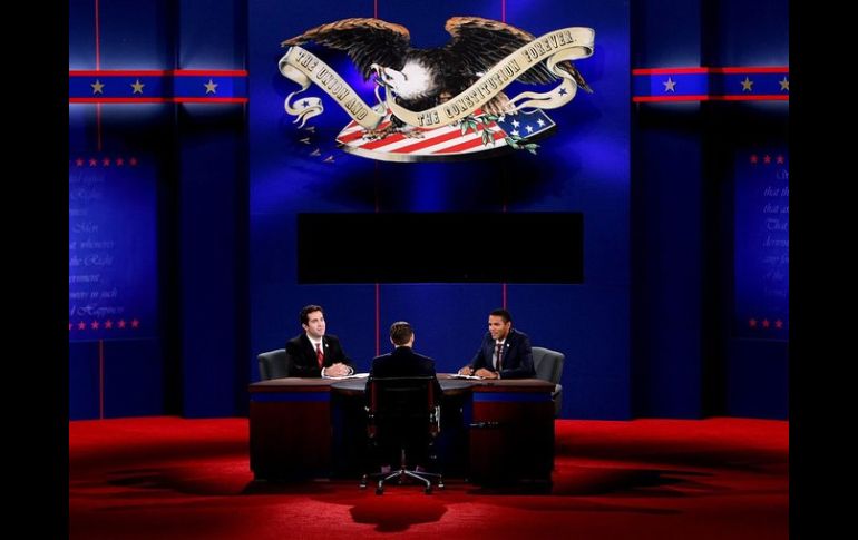 Dobles realizan hoy un ensayo del debate que se llevará a cabo en Boca Ratón, Florida, el lunes. EFE  /