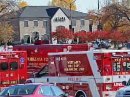 Las imágenes de televisión mostraban más de una decena de ambulancias en el  estacionamiento del centro comercial.  /