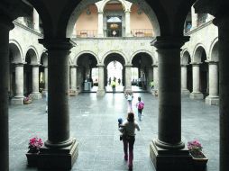 Los empleados del Ayuntamiento tapatío son los mejor pagados entre los 19 que compara el Sindes.  /