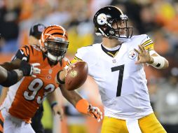 Ben Roethlisberger de Pittsburgh Steelers, se prepara para realizar un pase durante el partido contra Cincinnati.XINHUA  /