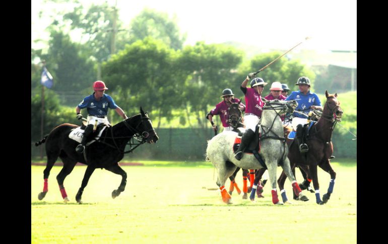 Moranza (azul) tomó una ventaja de tres anotaciones; pero en el tercer ''chukker'', Scappino vino de atrás para coronarse.  /