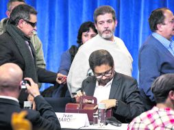 En vía de la paz. “Iván Márquez”, (centro, sentado), líder del grupo negociador de las FARC, da una conferencia a los medios. AFP  /