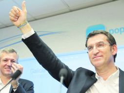 Alberto Núñez , presidente de la Xunta, y candidato a la reelección por el PP, saluda tras comparecer para valorar las elecciones. EFE  /