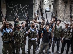 Rebeldes sirios muestran sus armas y gritan consignas contra el presidente Bachar al Asad. EFE  /