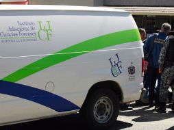 Personal del IJCF acudió al cruce de las calles Hacienda El Platanar y Francisco Villa para levantar el cuerpo. ARCHIVO  /