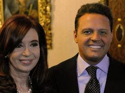 La presidenta argentina y el artista, muy sonrientes. XINHUA  /