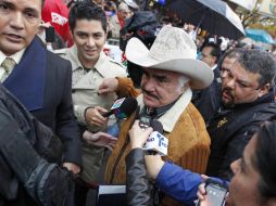 El cantante durante su llegada a ''La villita''. EFE  /
