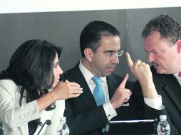 Los senadores Alejandra Barrales, Javier Lozano y Ernesto Gándara, durante la discusión en la Comisión del Trabajo. NTX  /