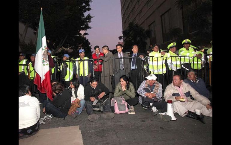 Elementos de la SSP-DF resguardan el Senado de la República, donde hay manifestaciones. EL UNIVERSAL  /