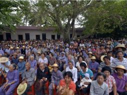 Adultos mayores durante una celebración en la aldea de Jiaotang, Wenchang.  /