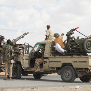 Siguen combates en Libia a un año de quedar libre