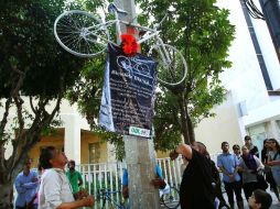 Hoy en López Cotilla, casi esquina con Américas fue colocada una biblicleta blanca en honor a Jesús García de 24 años de edad.  /