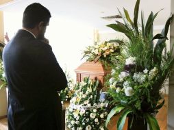 ANTE EL FÉRRETRO. El fallecido, quien fue secretario de Educación en Jalisco, falleció por la noche del domingo.  /