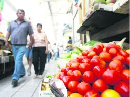Mercado caliente.- Los jitomateros tienen prisa, pues el ciclo de exportación tomatera inicia a fines de noviembre. ARCHIVO  /
