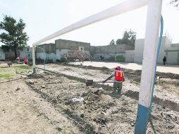 Trabajadores rehabilitan espacios deportivos, que forman parte de la primera etapa del proyecto para la Colonia Ferrocarril. ESPECIAL  /