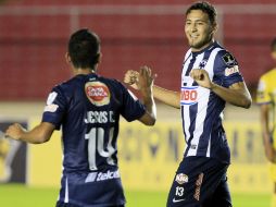 Darío Cedeño (c) y Jesús Corona (i) celebran después de anotar un gol ante Chorrillo. EFE  /