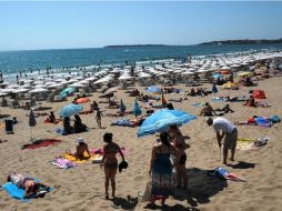 Turistas y locales se asolean en una de las más grandes playas de Bulgaria. ARCHIVO  /