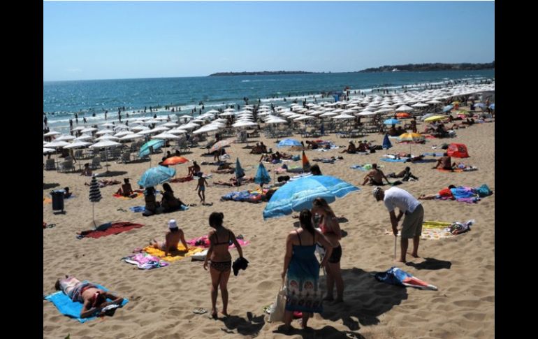 Turistas y locales se asolean en una de las más grandes playas de Bulgaria. ARCHIVO  /