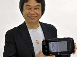 Shigueru Miyamoto, creador del famoso personaje ''Super Mario'', posa con la nueva videoconsola Wii U. EFE  /