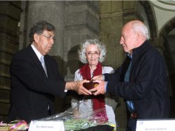 Cuauhtémoc Cárdenas entregó el premio Amalia Solórzano de Cárdenas 2012 a Eduardo Galeano y Marta Lamas en el Palacio de Minería. NTX  /
