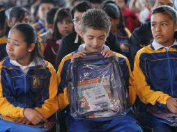 El secretario de Educación del Estado entregó personalmente las mochilas transparentes a los alumnos de la Secundaria 51.  /