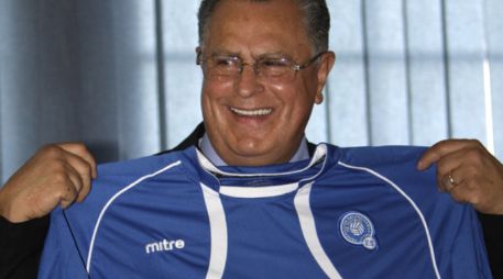 Algunos diarios salvadoreños dieron por hecho que el Cuate Castillo ya no seguirá dirigiendo la selección. ARCHIVO  /