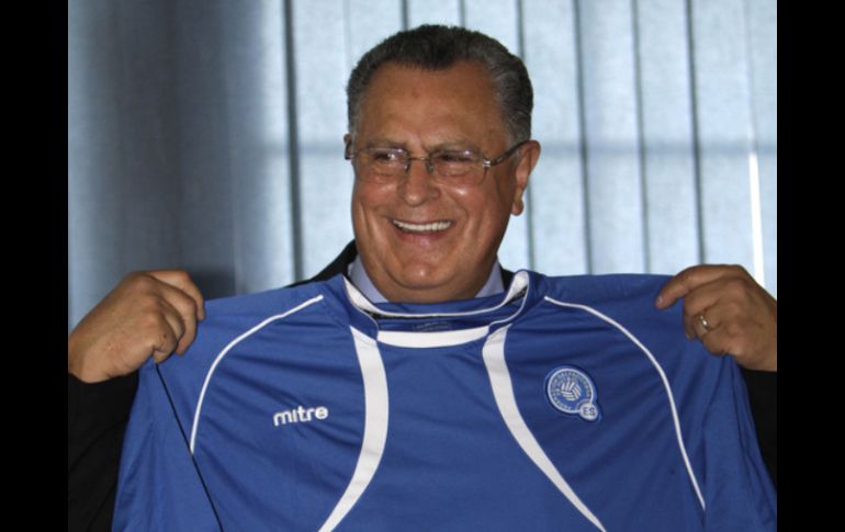 Algunos diarios salvadoreños dieron por hecho que el Cuate Castillo ya no seguirá dirigiendo la selección. ARCHIVO  /