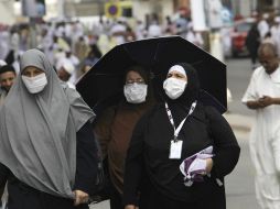 Peregrinas musulmanas cerca de la Kaaba, en el centro de la Gran Mezquita de Haram Sharif, durante las oraciones musulmanas. EFE  /