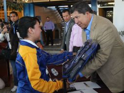 Antonio Gloria Morales entregó 900 mochilas transparantes a alumnos de la Escuela Secundaria Mixta 51 de El Vergel.  /