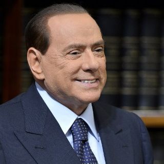 Berlusconi renuncia oficialmente a candidatura