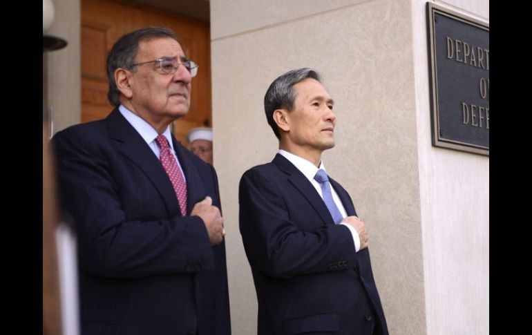 Leon Panetta (i), y el ministro de Defensa de Corea del Sur, Kim Kwan Jin, durante una rueda de prensa en el Pentágono. EFE  /