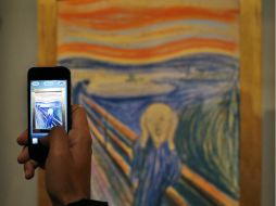 Esta mañana largas colas de espectadores se formaron en el museo para contemplar la pintura. REUTERS  /