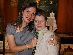 ORGULLOSA. Anabelle abraza a su hijo Diego Michel López, el festejado.  /
