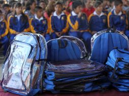 La Secretaría de Educación de Jalisco entregó las primeras 900 mochilas transparentes  como parte del programa Escuela Segura.  /