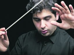 Sergey Smbatyan de 25 años, quien dejó el violín cuando comenzaba a cosechar éxitos para aprender dirección de orquesta. ESPECIAL  /