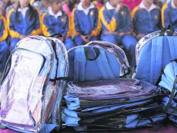 El secretario de Educación, Antonio Gloria, entregó ayer las primeras mochilas transparentes en la escuela Secundaria Mixta 51.  /