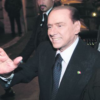 Il Cavalieri Berlusconi renuncia a candidatura en 2013