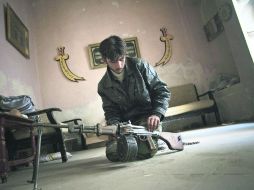 Pericia. Un hombre carga su arma para salir al combate en Alepo. AFP  /