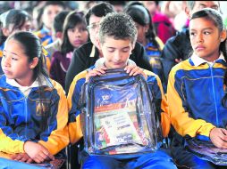 DE USO OPCIONAL.Ayer se entregaron las primeras 900 mochilas transparentes, que corresponden a las zonas de Miravalle y Oblatos.  /
