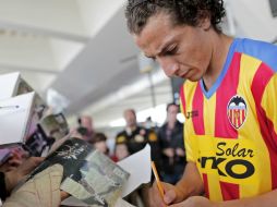 Guardado firma autógrafos en la Ciudad de las Artes y las Ciencias de Valencia. EFE  /