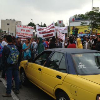Pepenadores bloquean calles frente a Semades