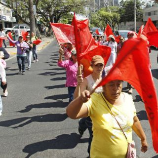 Antorcha Campesina obstruye carriles de Alcalde