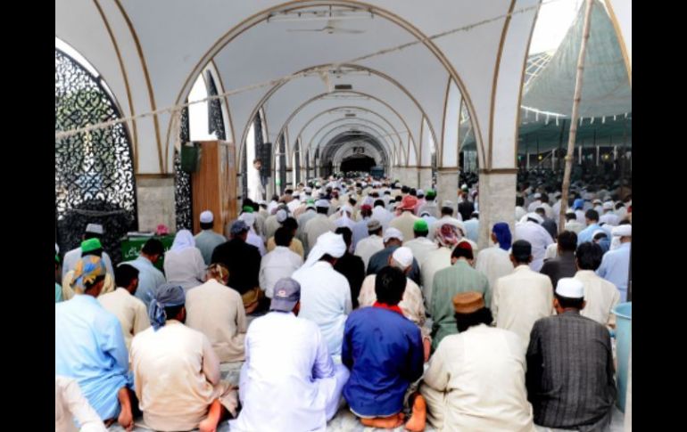Peregrinos descienden del monte Arafat  el día grande del hach, la peregrinación anual a La Meca. EFE  /