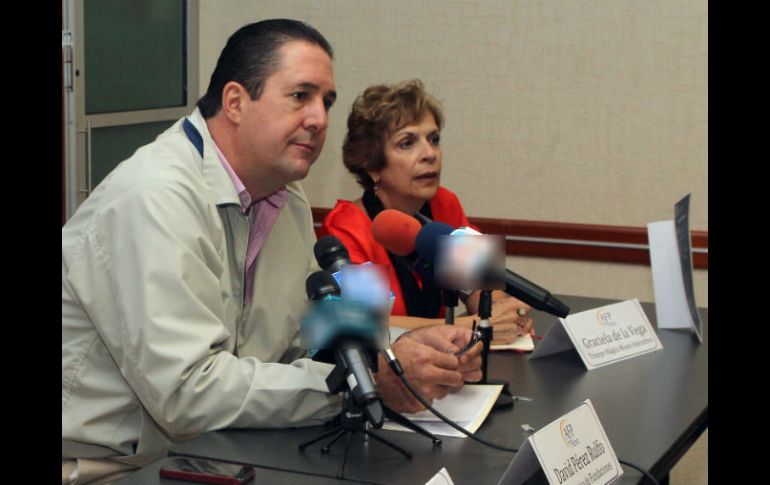 . En la imagen David Perez Rulfo y Graciela de la Vega dieron a conocer el programa del Día de la Filantropía.  /