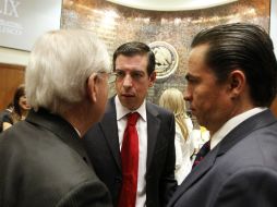 Miguel Castro (centro) descartó buscar protagonismo, luego de reunión con trabajadores del Poder Legislativo.  /